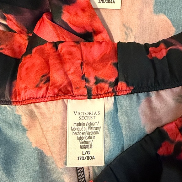 VS Valentines 💘 Rose print silky pajamas - Picture 3 of 6